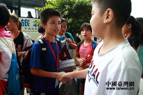 兩岸小朋友依依不舍的告別