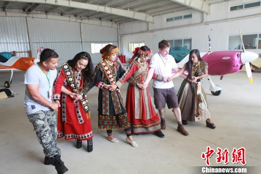 阿里山原住民樂團(tuán)走進(jìn)沈陽法庫國際飛行大會互動 阿里山原住民樂團(tuán)走進(jìn)沈陽法庫國際飛行大會互動