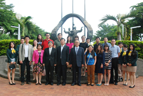 考察團(tuán)于高雄餐旅大學(xué)合影。 考察團(tuán)于高雄餐旅大學(xué)合影。