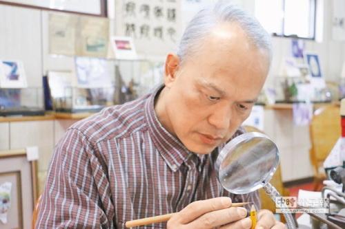 臺灣毫芒雕刻家陳逢顯鉛筆尖上雕羊祝兩岸和平 臺灣毫芒雕刻家陳逢顯鉛筆尖上雕羊祝兩岸和平