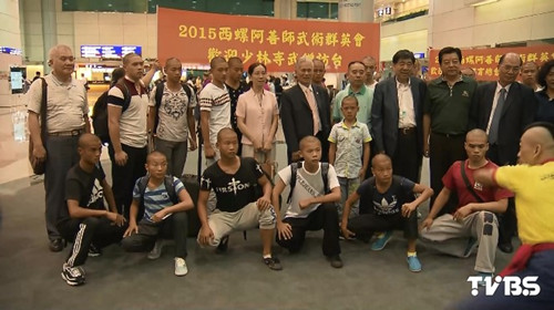 少林寺武僧抵臺臺灣武僧接機現場秀功夫(圖)