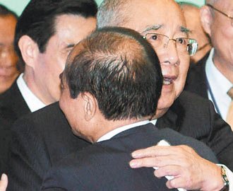 吳伯雄致辭后與王金平擁抱。取自臺(tái)灣《聯(lián)合報(bào)》/臺(tái)北市攝影記者聯(lián)誼會(huì)供圖