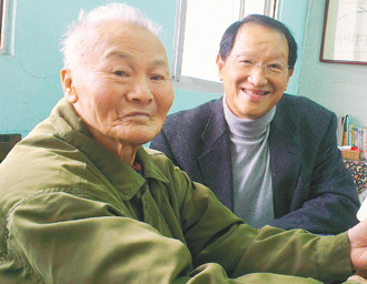 臺版“桃姐”男子奉養長工如生父(圖)