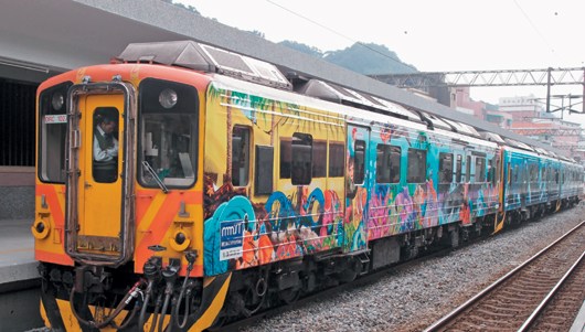 臺(tái)灣“最美鐵路支線”今復(fù)活彩繪車身吸睛(圖)