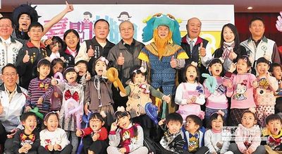 為推廣親子閱讀桃園市長化身海龍王(圖)