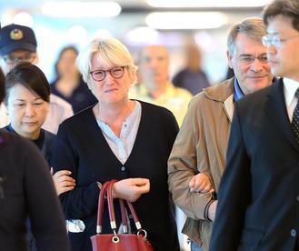 臺灣空難法國罹難者雙親抵臺 頻頻拭淚 臺灣空難法國罹難者雙親抵臺 頻頻拭淚