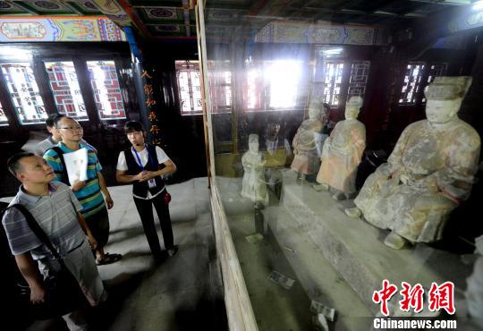 海上絲綢之路的文化遺存:長樂顯應(yīng)宮內(nèi)出土的鄭和泥塑像栩栩如生,吸引兩岸媒體記者目光。 劉可耕 攝 海上絲綢之路的文化遺存:長樂顯應(yīng)宮內(nèi)出土的鄭和泥塑像栩栩如生,吸引兩岸媒體記者目光。 劉可耕 攝