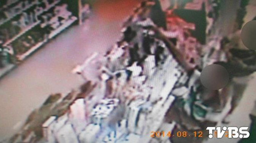 臺(tái)灣兩兒童“小手牽小手”偷賣場(chǎng)輪流把風(fēng)(圖)