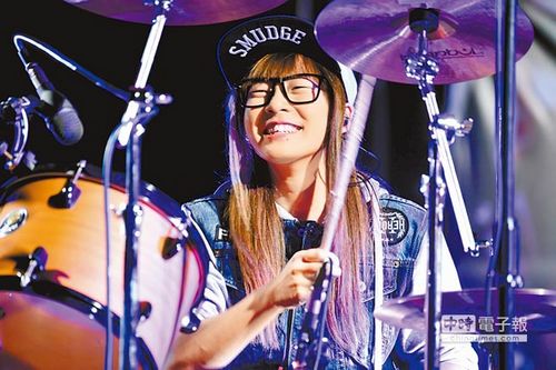 臺灣正妹鼓手網絡爆紅笑容自信電翻全場(圖)