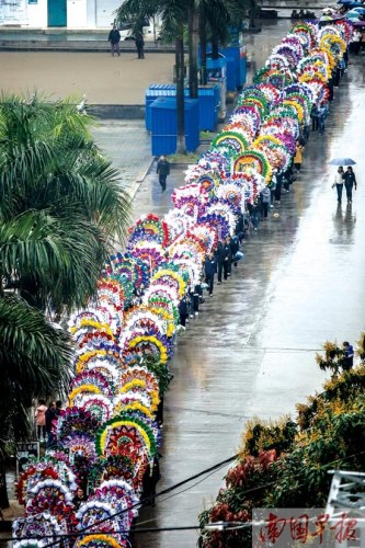 廣西一高中校長遺體出殯送別隊伍綿延數公里(圖)
