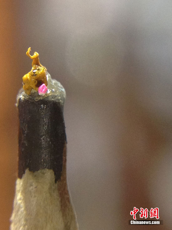 臺灣雕刻家陳逢顯刻“世界最小”猴子僅1毫米(圖)