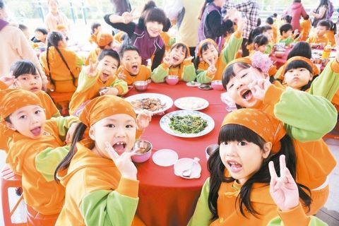 臺幼兒園舉辦春節活動小朋友們變老板賣萌搶客人