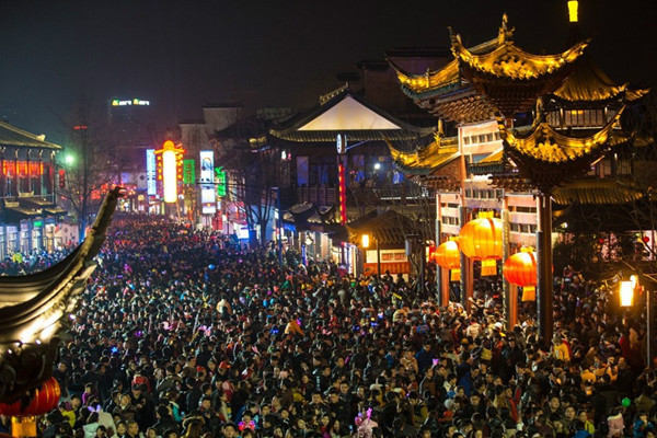 南京夫子廟2天賞燈客超50萬 元宵節雨夜仍爆滿
