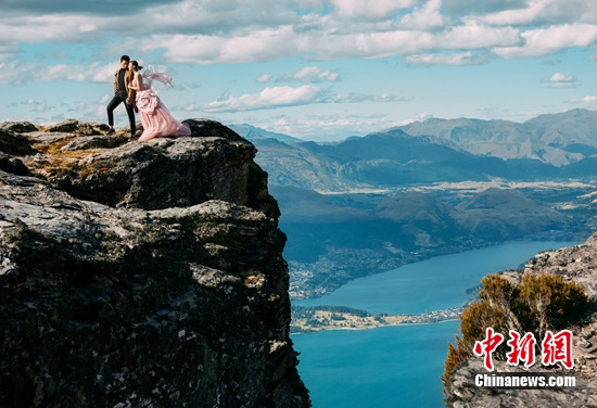 隆詩最新婚紗照曝光 劉詩詩婚紗價(jià)值300萬(組圖)