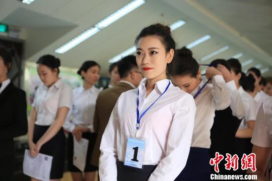 等待入場的應聘者。 賀雯璟 攝