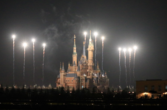 迪士尼現(xiàn)半小時(shí)焰火秀 測試樂園設(shè)備還將繼續(xù)(組圖)