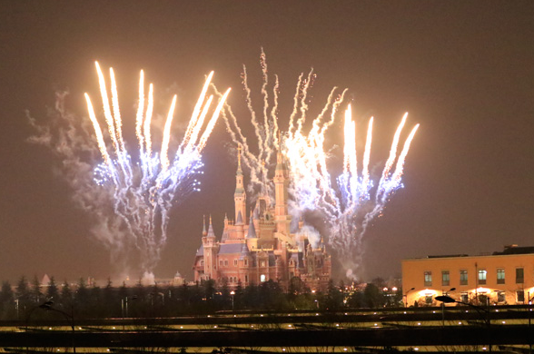 迪士尼現(xiàn)半小時(shí)焰火秀 測試樂園設(shè)備還將繼續(xù)(組圖)
