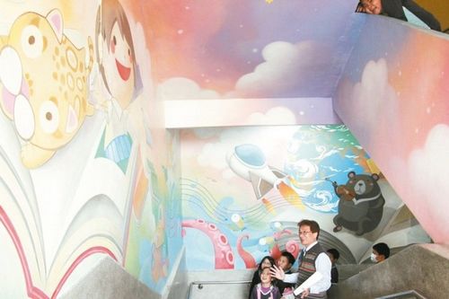 彰化小學打造“彩繪廊道”學童如走進圖書里