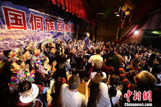 為游客和侗族民眾共舞歡慶 為游客和侗族民眾共舞歡慶