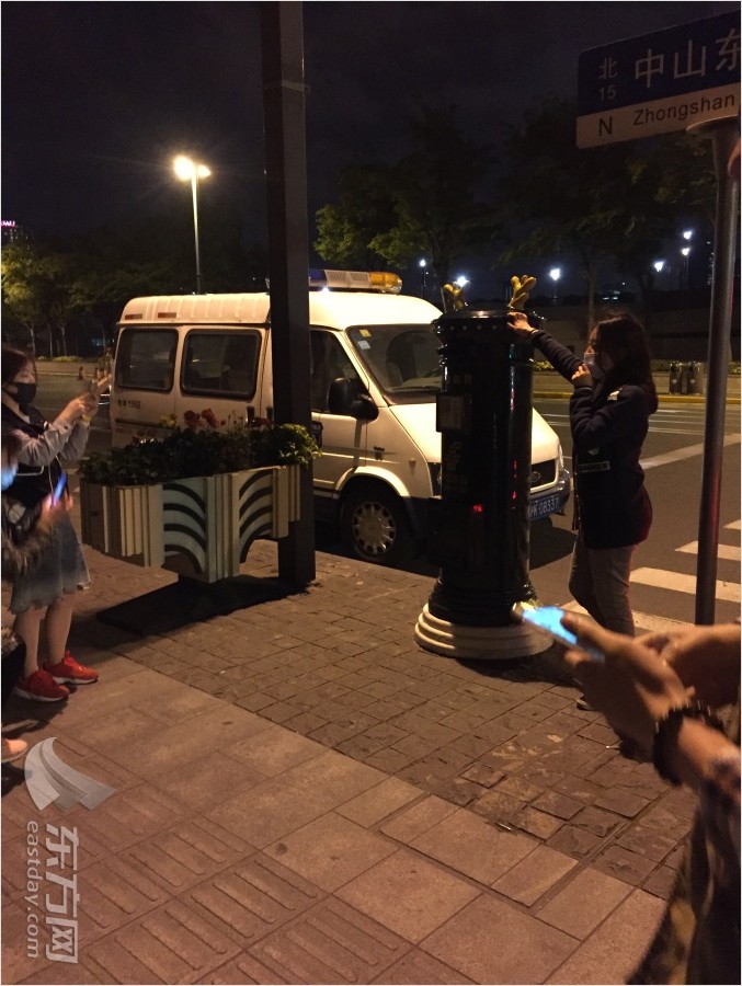 外灘“網(wǎng)紅”郵筒鹿角被拆 何時(shí)亮相還是未知數(shù) 外灘“網(wǎng)紅”郵筒鹿角被拆 何時(shí)亮相還是未知數(shù)