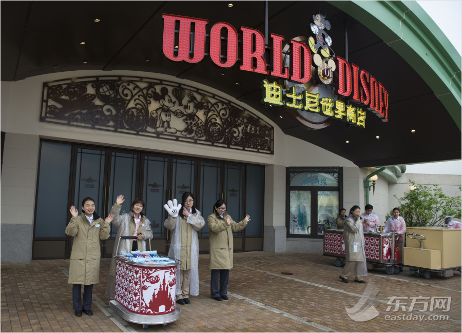 迪士尼小鎮開放 市民冒雨探營嘗鮮 迪士尼小鎮開放 市民冒雨探營嘗鮮