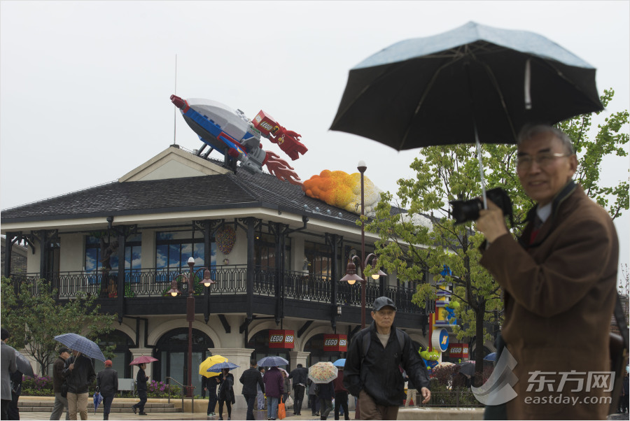 迪士尼小鎮開放 市民冒雨探營嘗鮮 迪士尼小鎮開放 市民冒雨探營嘗鮮