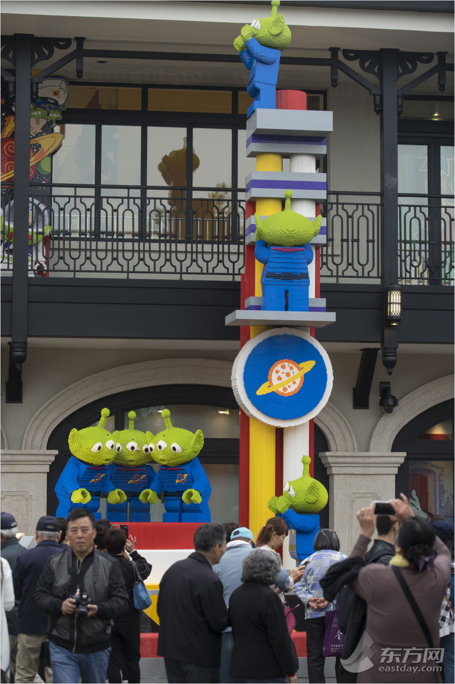 迪士尼小鎮開放 市民冒雨探營嘗鮮 迪士尼小鎮開放 市民冒雨探營嘗鮮