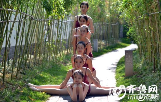 女生旗袍拍畢業(yè)照 各式舞蹈動(dòng)作很撩人(組圖)