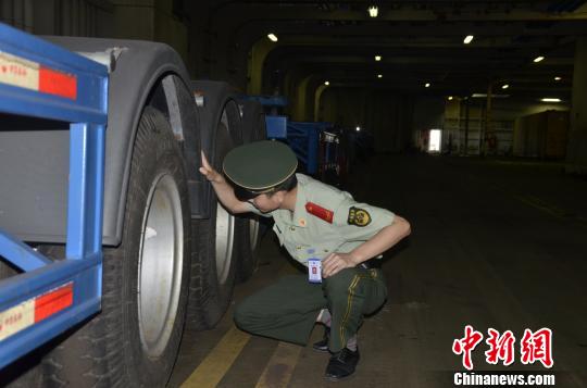 邊檢官兵對中“遠之星”輪貨倉實施檢查 邊檢官兵對中“遠之星”輪貨倉實施檢查