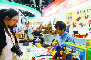 作為京交會的常客,臺灣館今年已是第四次參展,從2012年首屆京交會共有14家臺灣展商參展,到今年已經集合33家臺灣連鎖加盟、文創、美容生技及信息服務廠商共同參加京交會,越來越多的臺灣產品在內地展出的同時,臺灣服務業也看準了內地消費市場的巨大空間。