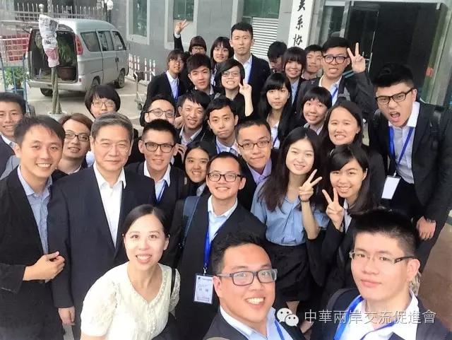 國臺辦張志軍主任與臺灣青年“自拍”合影。 國臺辦張志軍主任與臺灣青年“自拍”合影。