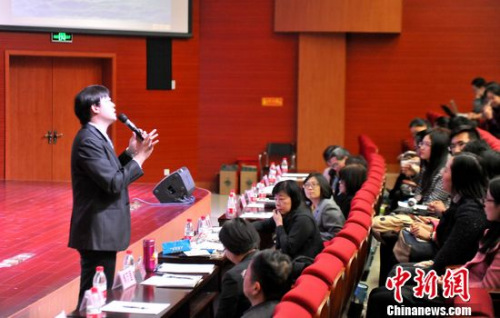 11月29日,臺灣新竹清華大學語言學博士、臺中科大應用中文系助理教授張群與廈大海外教育學院學生現場互動交流。楊伏山 攝