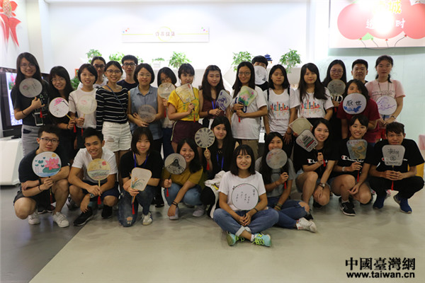 在首博的互動教室,兩岸青年展示各自手繪扇面圖案 在首博的互動教室,兩岸青年展示各自手繪扇面圖案