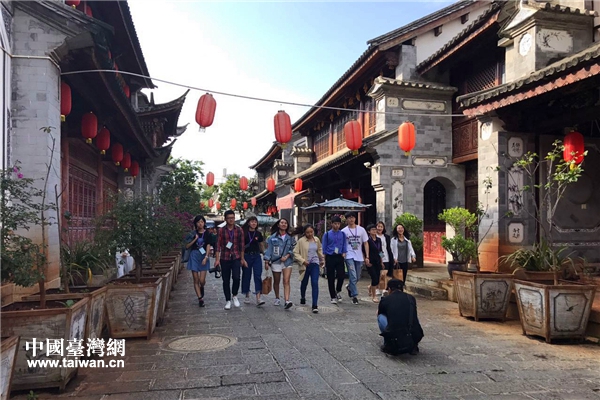 兩岸學(xué)生喜洲古鎮(zhèn)接頭走秀 兩岸學(xué)生喜洲古鎮(zhèn)接頭走秀