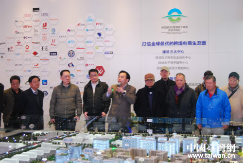 考察團一行實地考察了跨貿小鎮綜試區展示中心 考察團一行實地考察了跨貿小鎮綜試區展示中心