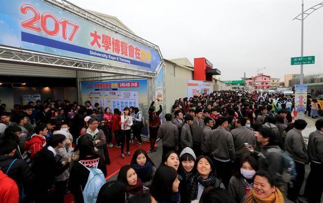 臺(tái)灣高教危機(jī)!學(xué)測(cè)頂標(biāo)生申請(qǐng)赴陸暴增6倍 臺(tái)灣高教危機(jī)!學(xué)測(cè)頂標(biāo)生申請(qǐng)赴陸暴增6倍