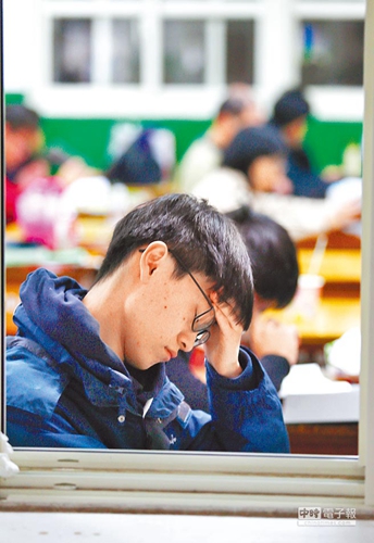 從“7分上大學”到升學不設限 看蔡當局治下臺灣學子的平庸之路 從“7分上大學”到升學不設限 看蔡當局治下臺灣學子的平庸之路