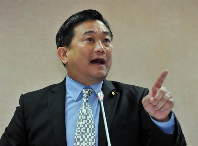 "綠委"出狂言:1個(gè)阿兵哥能摧毀1臺(tái)坦克 臺(tái)灣能戰(zhàn)勝大陸 "綠委"出狂言:1個(gè)阿兵哥能摧毀1臺(tái)坦克 臺(tái)灣能戰(zhàn)勝大陸