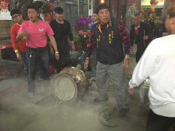 臺中浩天宮搶頭香再度翻爐!(圖片來源:臉譜網臺中浩天宮粉絲專頁) 臺中浩天宮搶頭香再度翻爐!(圖片來源:臉譜網臺中浩天宮粉絲專頁)