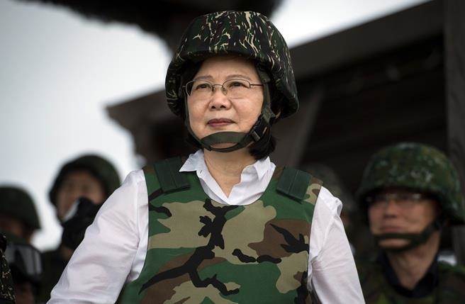 年輕人都愿意當(dāng)兵?蔡英文遭網(wǎng)友狂酸:2018干話王就是你 年輕人都愿意當(dāng)兵?蔡英文遭網(wǎng)友狂酸:2018干話王就是你