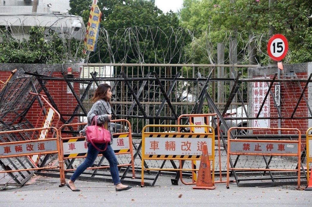 民進黨打造“臺灣最美風景”:拒馬刀片蛇籠鐵門加厚3層 民進黨打造“臺灣最美風景”:拒馬刀片蛇籠鐵門加厚3層