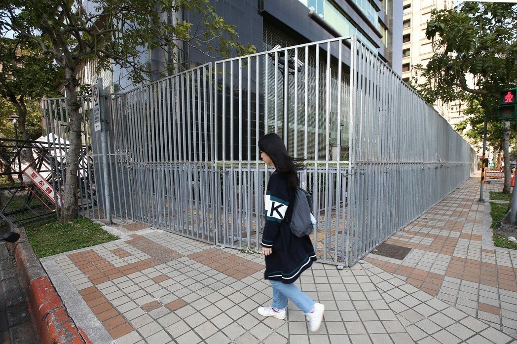 民進黨打造“臺灣最美風景”:拒馬刀片蛇籠鐵門加厚3層 民進黨打造“臺灣最美風景”:拒馬刀片蛇籠鐵門加厚3層