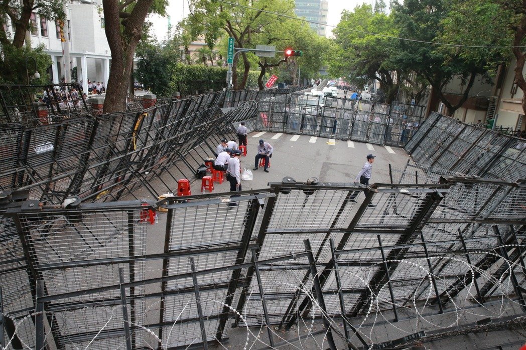 民進黨打造“臺灣最美風景”:拒馬刀片蛇籠鐵門加厚3層 民進黨打造“臺灣最美風景”:拒馬刀片蛇籠鐵門加厚3層