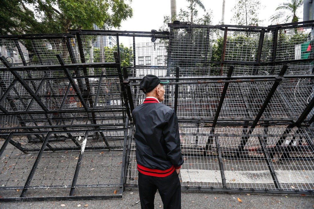 民進黨打造“臺灣最美風景”:拒馬刀片蛇籠鐵門加厚3層 民進黨打造“臺灣最美風景”:拒馬刀片蛇籠鐵門加厚3層