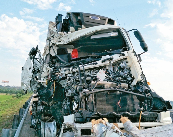 一起交通事故看清蔡當(dāng)局:幫不了血汗勞工 保不了賣命警察 一起交通事故看清蔡當(dāng)局:幫不了血汗勞工 保不了賣命警察