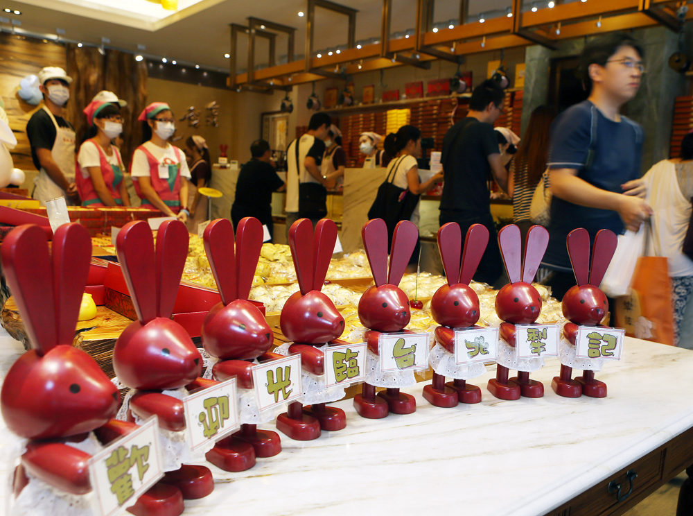 中秋月餅買氣受挫,臺(tái)北知名百年餅鋪,7日中秋節(jié)前夕排隊(duì)人潮不復(fù)見(jiàn) 中秋月餅買氣受挫,臺(tái)北知名百年餅鋪,7日中秋節(jié)前夕排隊(duì)人潮不復(fù)見(jiàn)