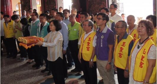 蔡當局“去中國化”卻去拜“中國神”,臉皮真夠厚! 蔡當局“去中國化”卻去拜“中國神”,臉皮真夠厚!