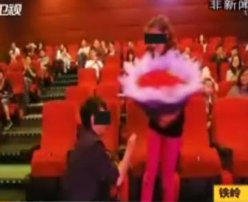 小伙包下影院 插播千張回憶照追回女友 小伙包下影院 插播千張回憶照追回女友