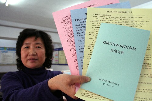 2007年11月6日,在哈爾濱市道里區(qū)工程街道辦事處勞動保障事務(wù)所,工作人員在展示哈爾濱城鎮(zhèn)居民基本醫(yī)療保險政策宣傳材料。 醫(yī)療、養(yǎng)老、住房、教育,百姓生活總繞不開的這些事,由于體制機(jī)制的有待完善,有時讓人頗感頭疼。2007年,在“以人為本”的政策指引下,隨著經(jīng)濟(jì)快速發(fā)展和政府財力不斷增強(qiáng),國家頻頻出臺一系列改善民生的新舉措,使經(jīng)濟(jì)發(fā)展的成果普惠大眾。 新華社發(fā)