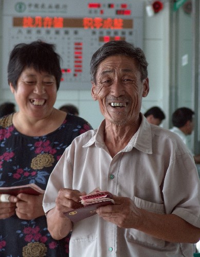 2007年8月28日,山東省沂南縣白瓷廠69歲的退休職工嚴(yán)玉階(右)在銀行領(lǐng)取養(yǎng)老金。2007年8月,山東省對企業(yè)退休人員增加的養(yǎng)老金開始發(fā)放。2007年,山東省對2006年12月31日前企業(yè)退休、退職人員基本養(yǎng)老金進(jìn)行上調(diào)。 醫(yī)療、養(yǎng)老、住房、教育,百姓生活總繞不開的這些事,由于體制機(jī)制的有待完善,有時讓人頗感頭疼。2007年,在“以人為本”的政策指引下,隨著經(jīng)濟(jì)快速發(fā)展和政府財力不斷增強(qiáng),國家頻頻出臺一系列改善民生的新舉措,使經(jīng)濟(jì)發(fā)展的成果普惠大眾。 新華社發(fā)